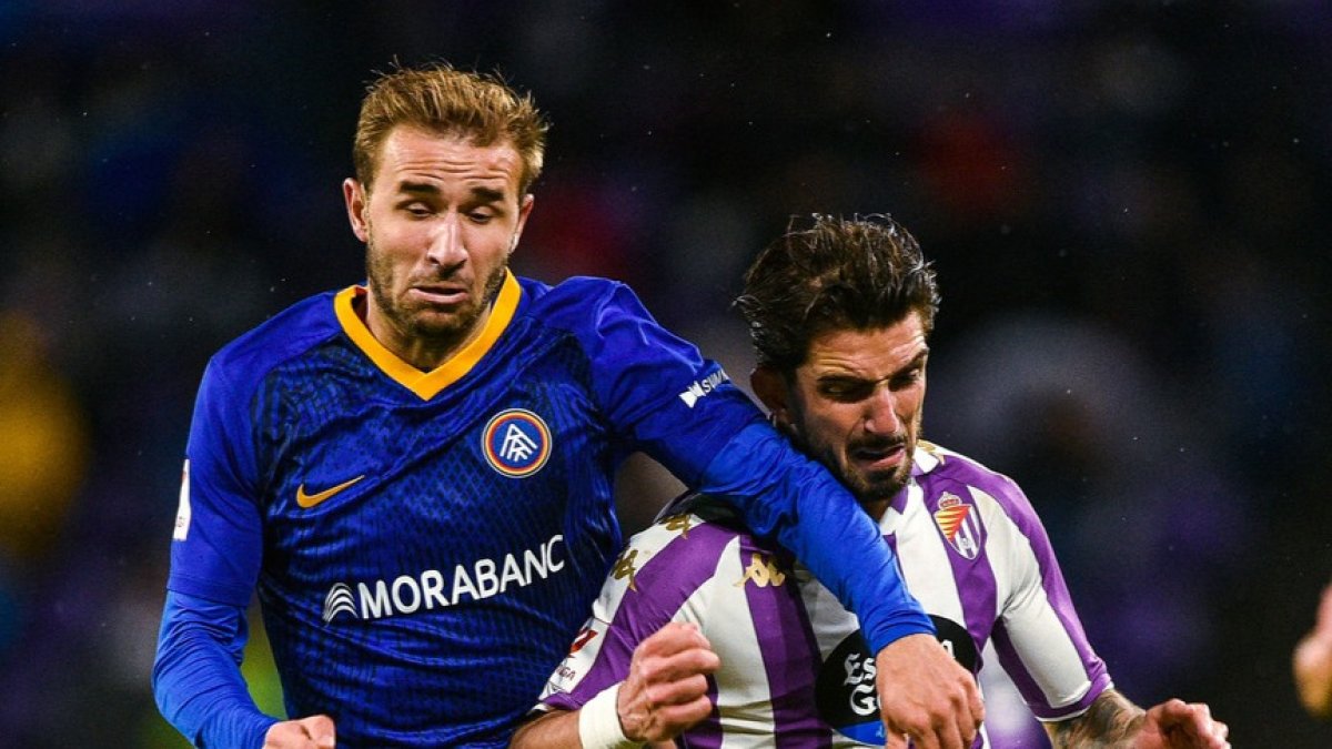 Monchu pugna por el balón con Samper, durante el partido de la primera vuelta.REAL VALLADOLID
