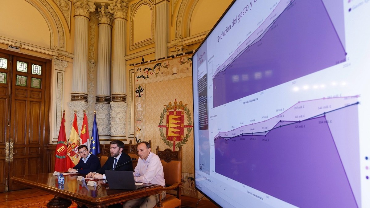 Presentación de 'Las cuentas claras' en el Ayuntamiento.-E. M.