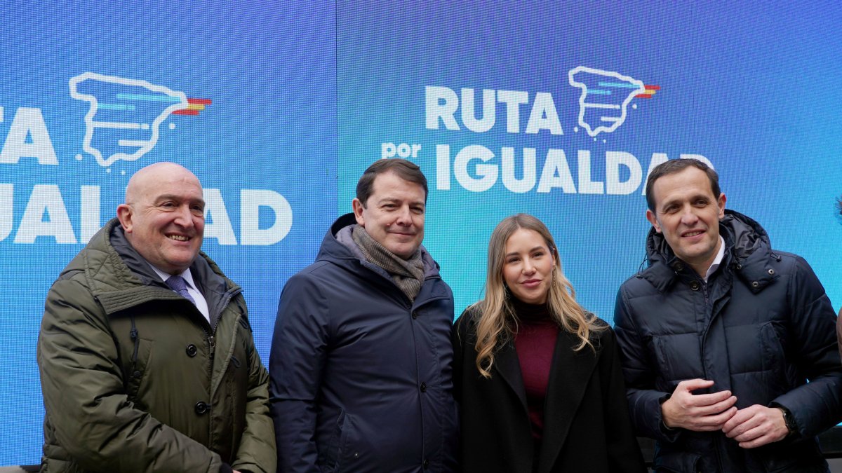 El alcalde de Valladolid, Jesús Julio Carnero; el presidente del PPCyL, Alfonso Fernández Mañueco; la vicesecretaria de Movilización y Reto Digital, Noelia Núñez, y el presidente del PP Valladolid, Conrado Iscar, participan en la Ruta por la Igualdad del Partido Popular que se celebra en Valladolid. Rubén Cacho / ICAL .