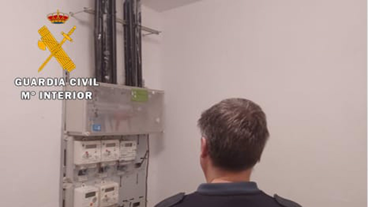 Un agente observa el panel de contadores. - GUARDIA CIVIL. EUROPA PRESS