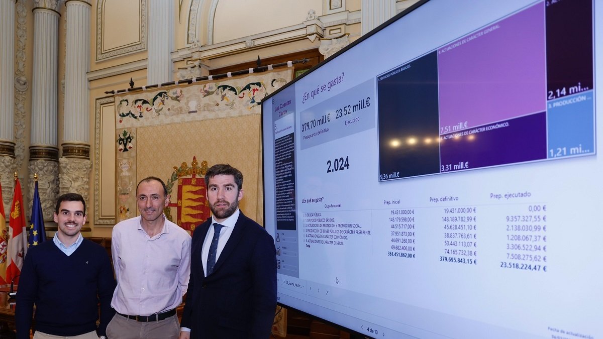 El concejal Francisco Blanco, derecha, con miembros de su equipo, en el Ayuntamiento.-E. M.