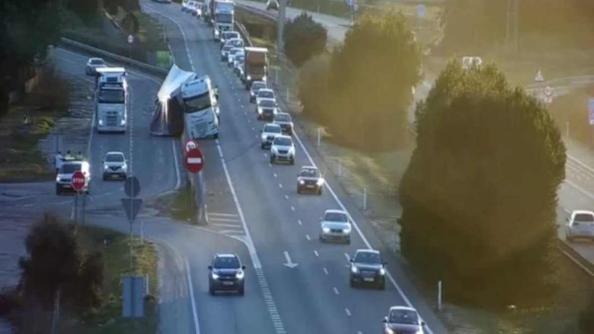 Vuelca un camión en la A-62 entre Tordesillas y Villamarciel - DGT