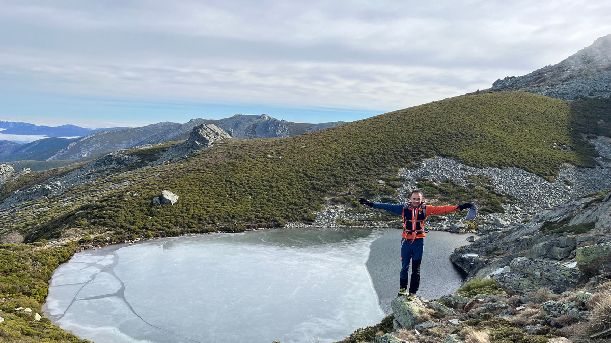 Un montañero disfruta del entorno de la Laguna del Malicioso. -I.M.