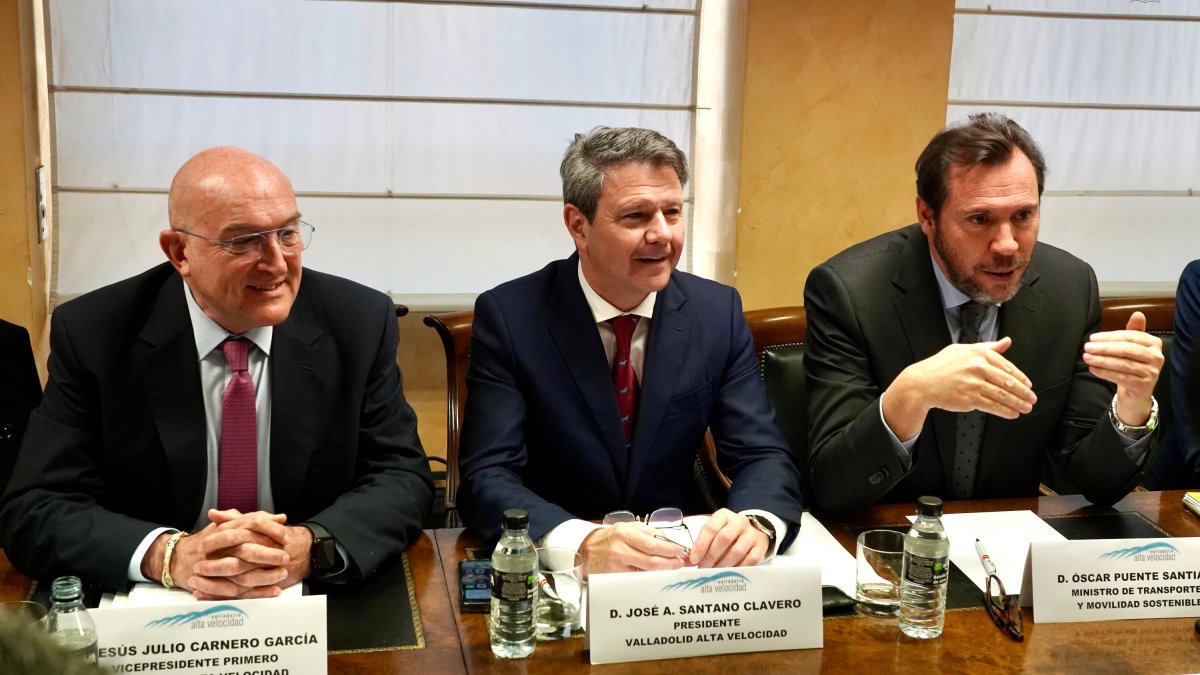 Jesús Julio Carnero, José Antonio Santano y Óscar Puente, el pasado viernes en el consejo de la Sociedad Valladolid Alta Velocidad.-ICAL