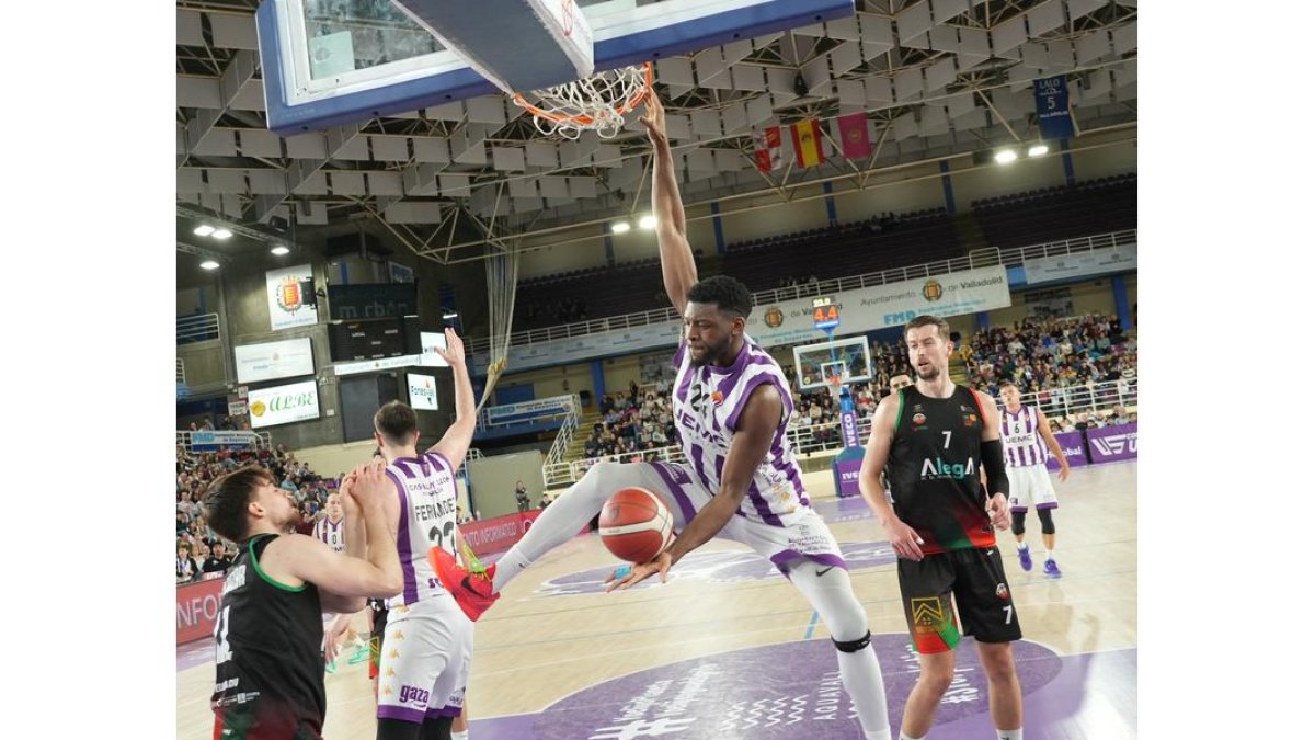 UEMC Real Valladolid-Alega Cantabria. / LOSTAU