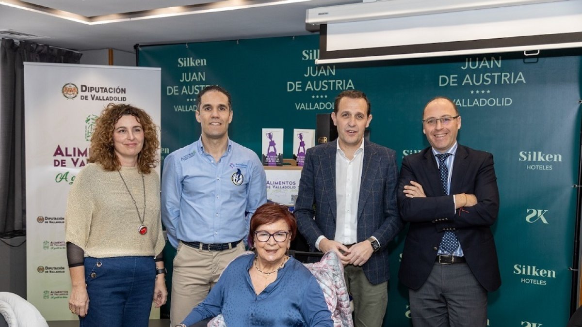 El presidente de la Diputación Conrado Iscar junto,a Mario Arranz presidente del Recoletas Atlético Valladolid, Francisco de Frutos , presidente de Hoteles Valladolid y Auri Bernardo de la Asociación Esclerosis Múltiple Valladolid. / EL MUNDO