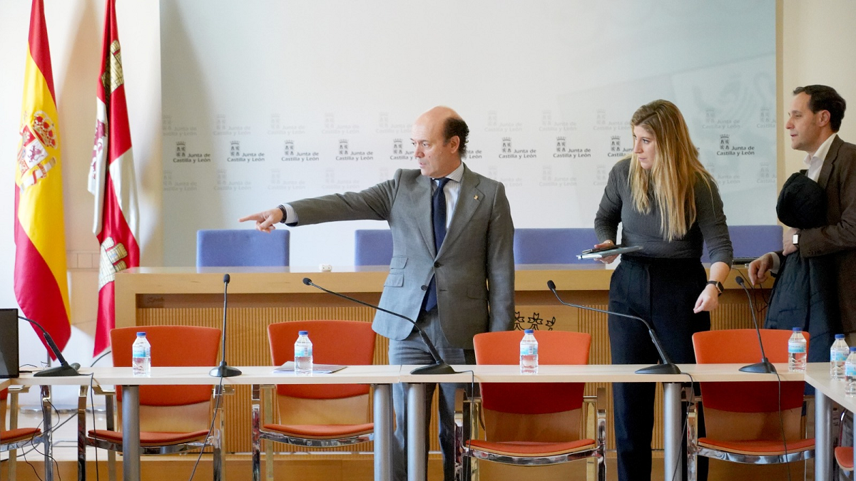 El viceconsejero de Asistencia Sanitaria, Planificación y Resultados en Salud, Jesús García-Cruces Méndez, se reúne con alcaldes del área de Medina del Campo para darles a conocer las novedades asistenciales para este año 2024. Leticia Pérez / ICAL.