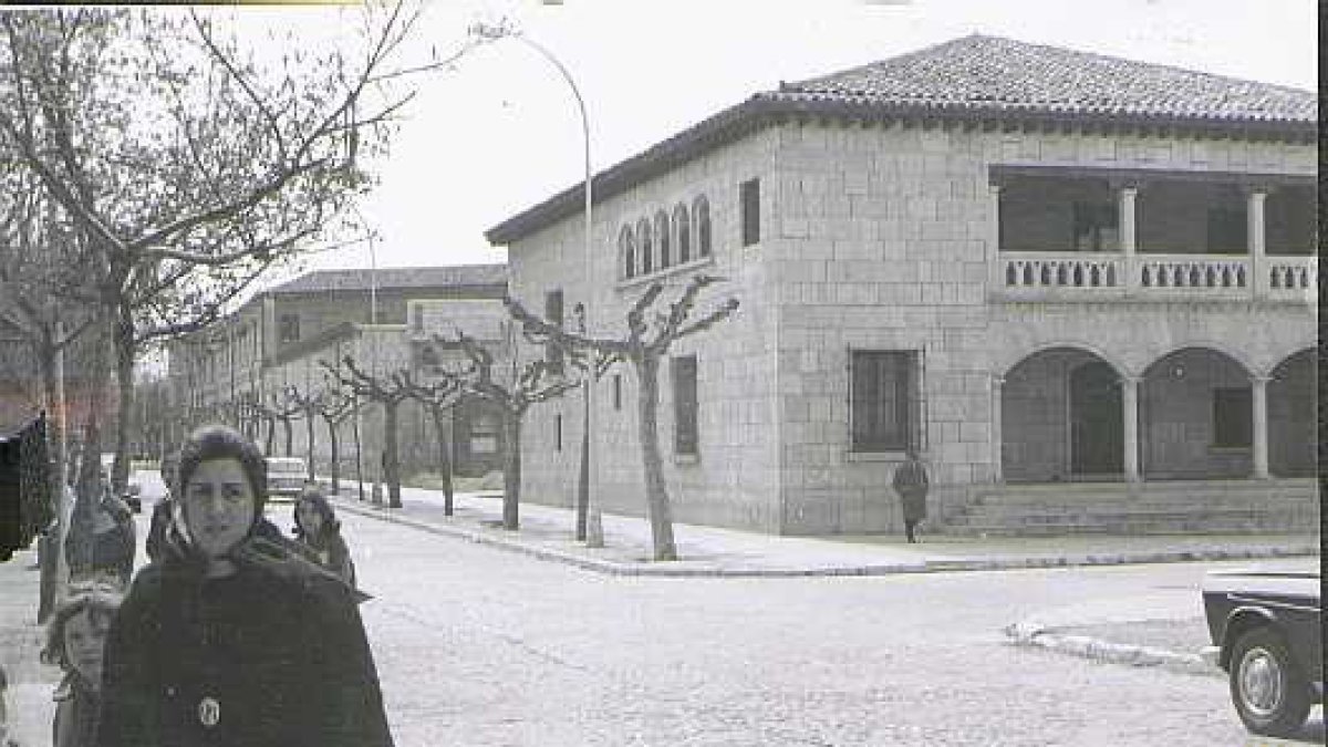 La calle Colón de Valladolid con la Casa Museo Colón al fondo en 1970 - ARCHIVO MUNICIPAL