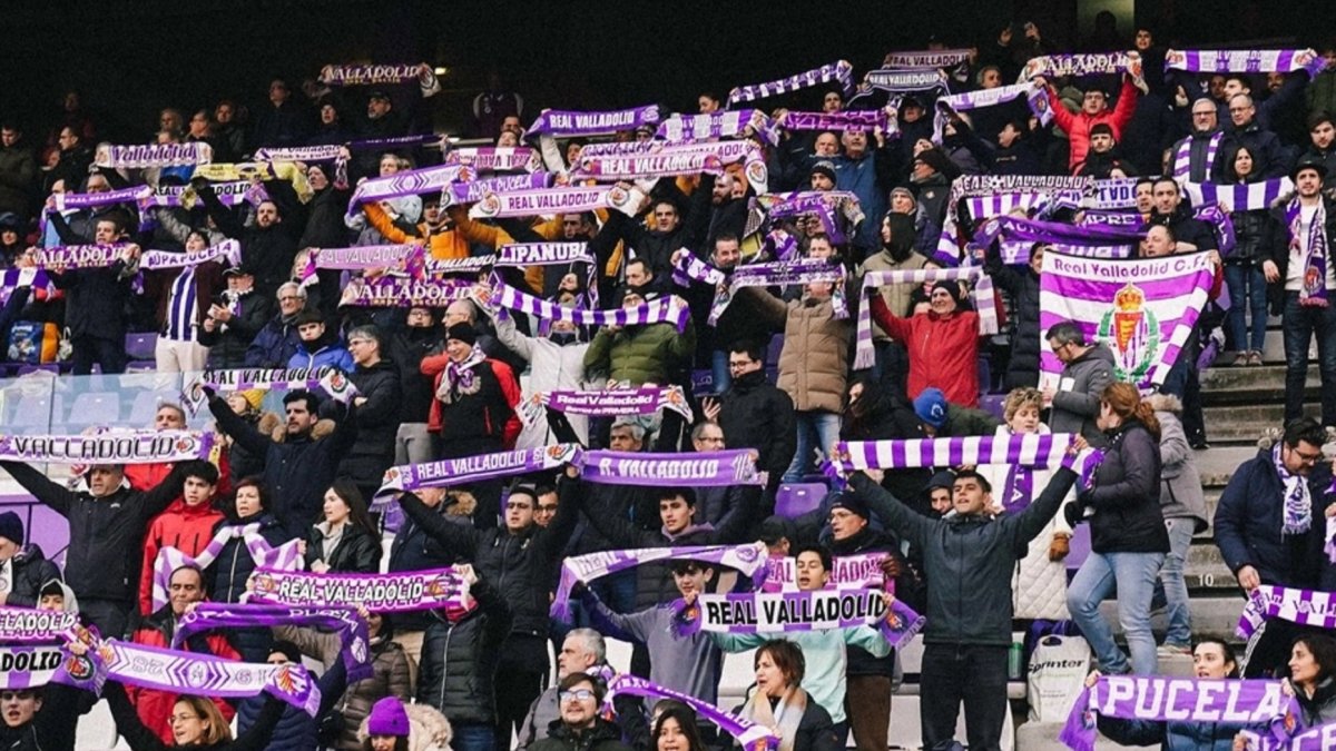 Público de Zorrilla con sus bufandas durante el himno.REAL VALLADOLID