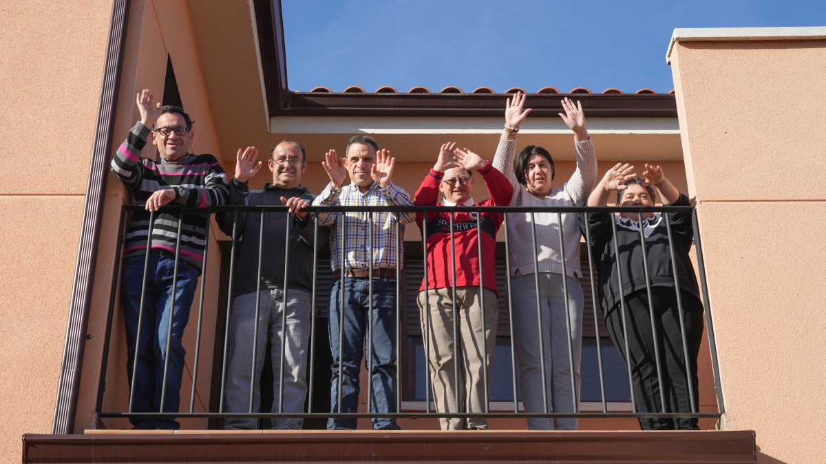 Fernando, Óscar, Francisco, Marcos, Mónica y Candela, usuarios de la casa tutelada de Nava del Rey - J.M. LOSTAU