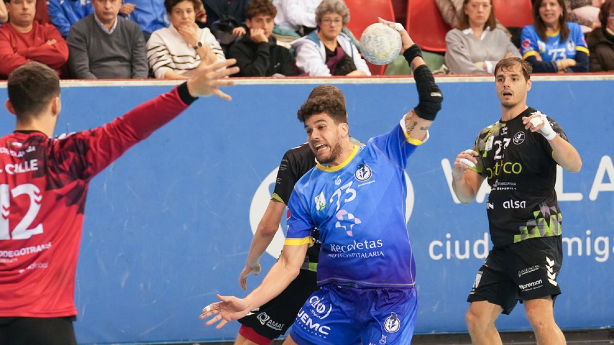 Recoletas Atlético Valladolid-Balonmano Torrelavega. / LOSTAU