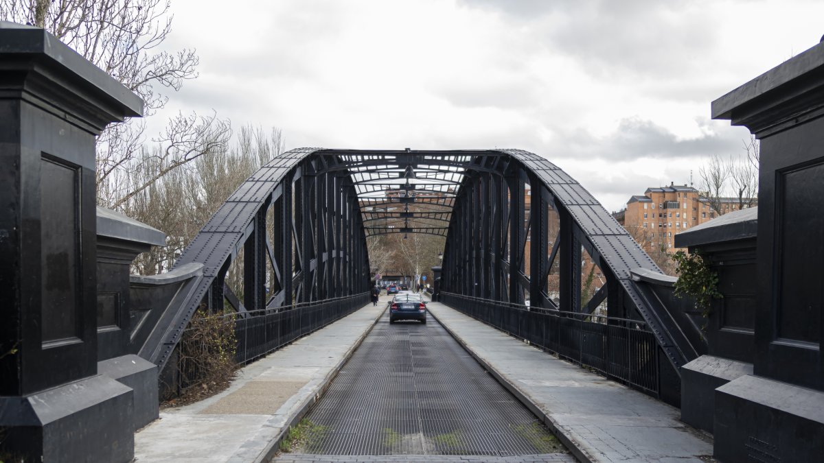 Vehículos y peatones por el puente Colgante de Valladolid. -PHOTOGENIC