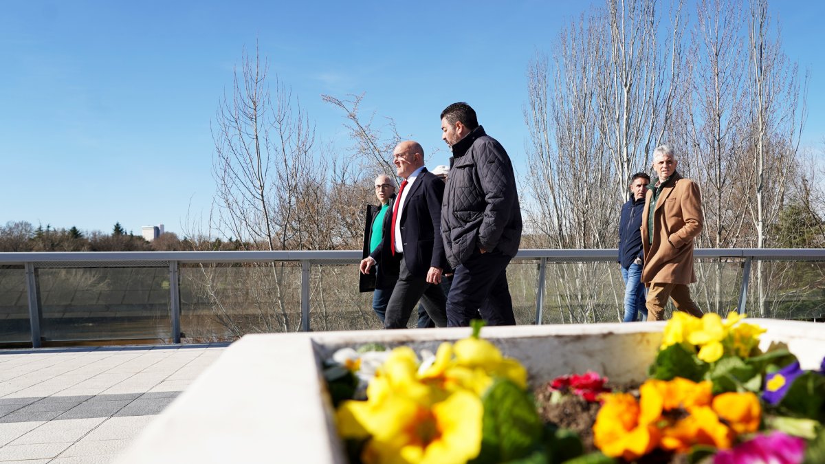 El alcalde de Valladolid, Jesús Julio Carnero, visita la remodelación de la acera del puente de Santa Teresa e informa de varias actuaciones ejecutadas en el barrio de La Rondilla. -ICAL.