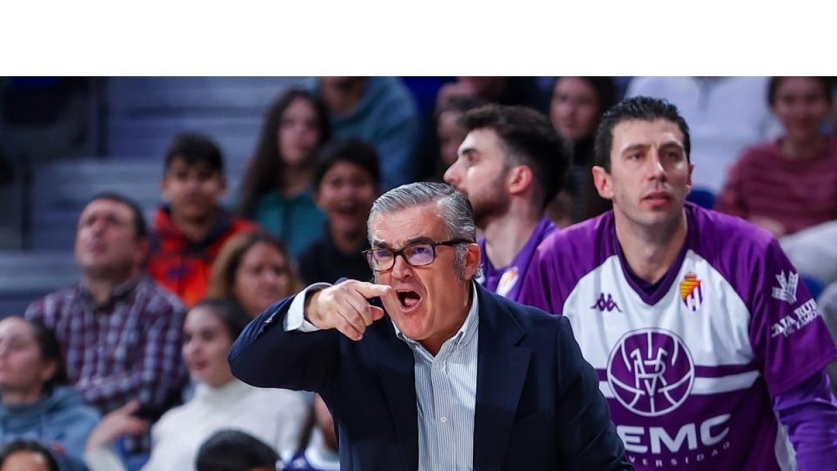 Paco García abronca a sus jugadores durante un partido. / EL MUNDO
