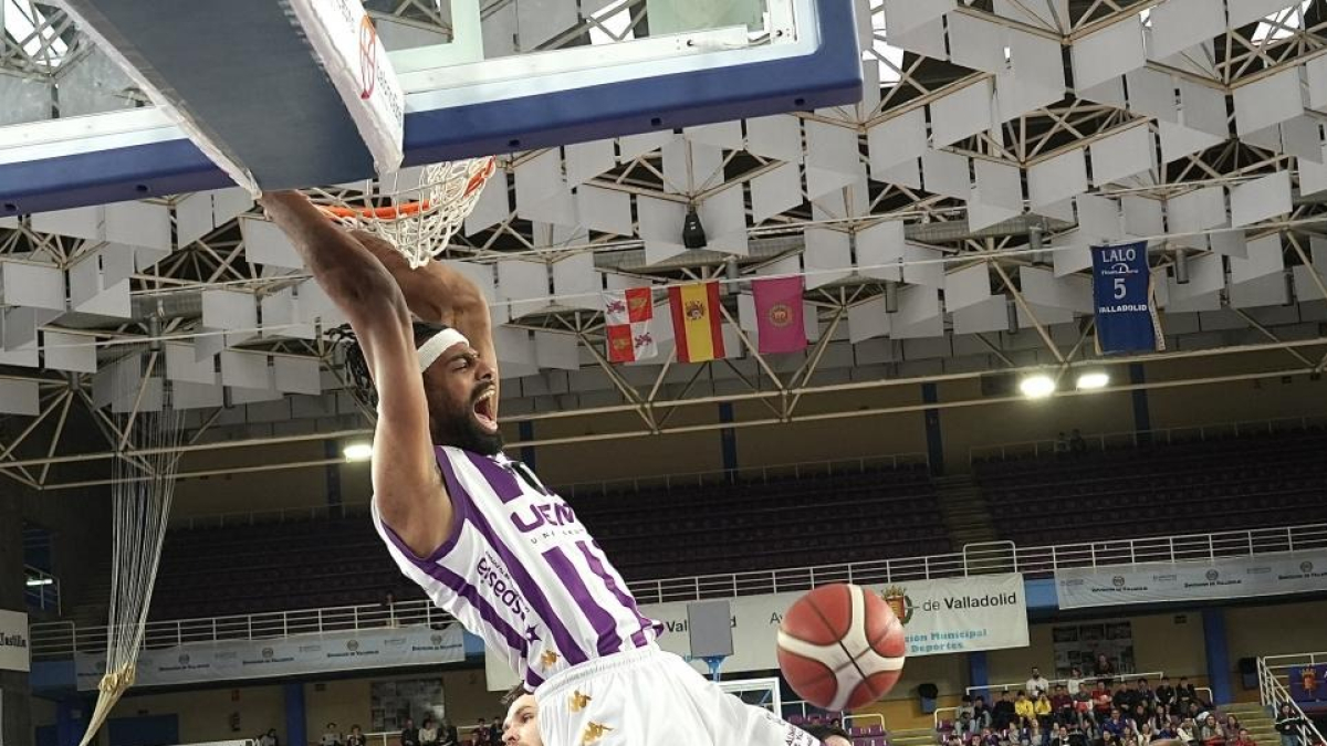 N’Guessan se cuelga del aro tras anotar un mate.J.M. LOSTAU