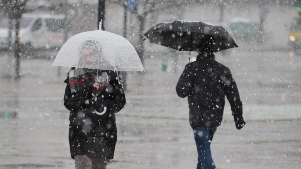 Los viandantes recurren a los paraguas (archivo)