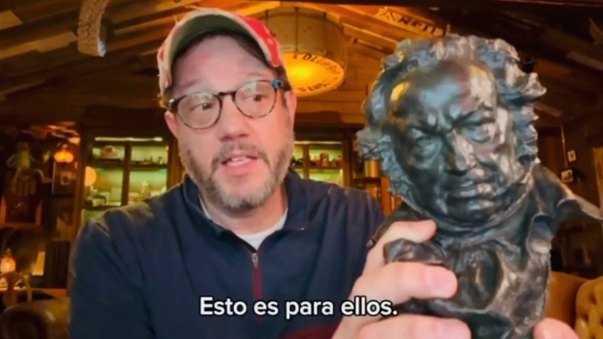 Bayona cumple su promesa y entrega a Michael Giacchino el Goya a la Mejor Banda Sonora. -E.M.