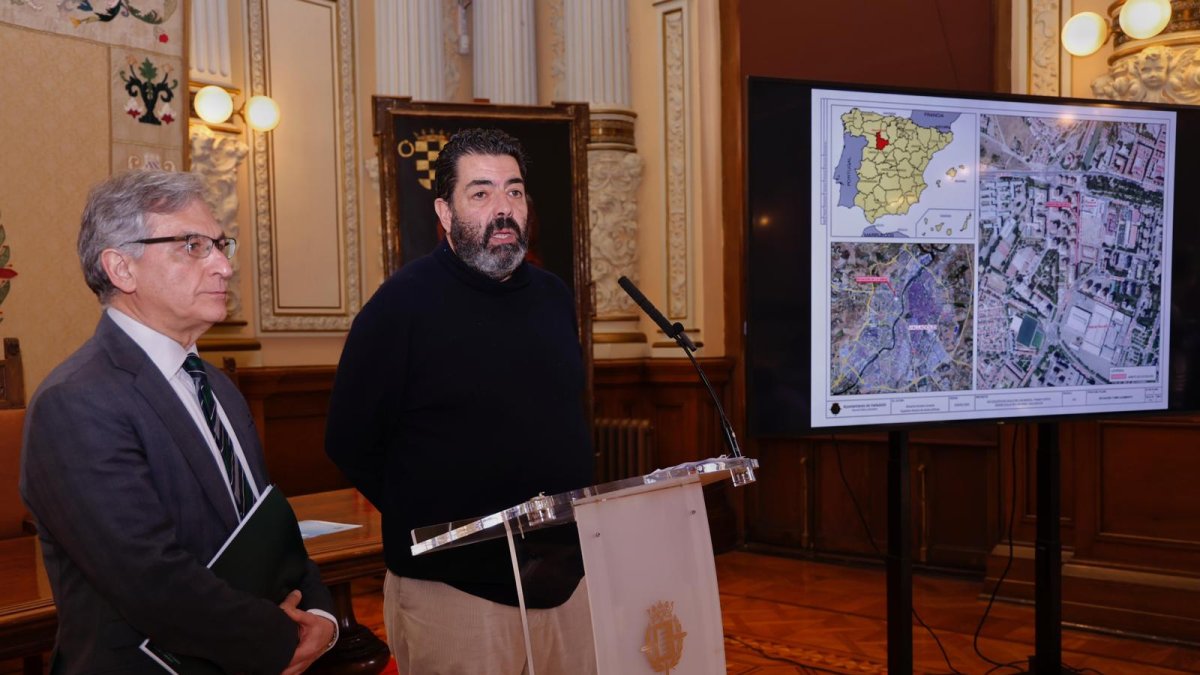 Eduardo Cabanillas y Gutiérrez Alberca en el Ayuntamiento. E.M.