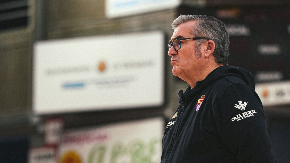 Paco García observa un entrenamiento con uno de los nuevos marcadores a la izquierda.REAL VALLADOLID