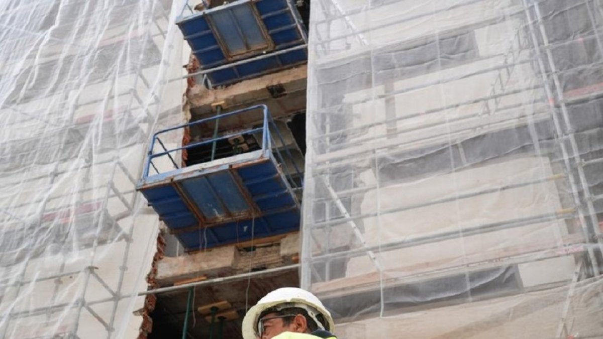 Obras en el edificio que albergará un hotel de lujo y un Zara en el antiguo El Corte Inglés de Constitución en Valladolid. J.M. LOSTAU