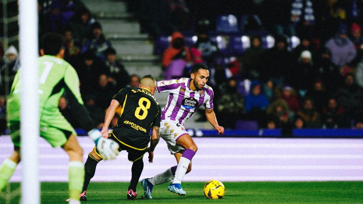 Anuar conduce el balón ante el Oviedo.