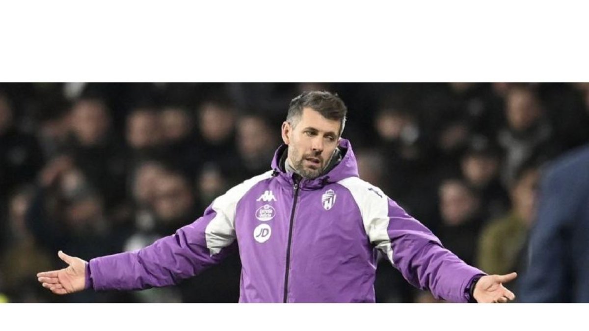 Pezzolano durante el último partido ante el Real Zaragoza. / LALIGA