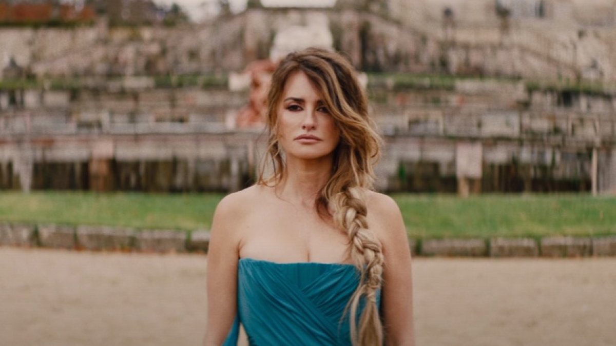 Penélope Cruz en La Granja de San Ildefonso durante el videoclip '313'. -YOUTUBE RESIDENTE