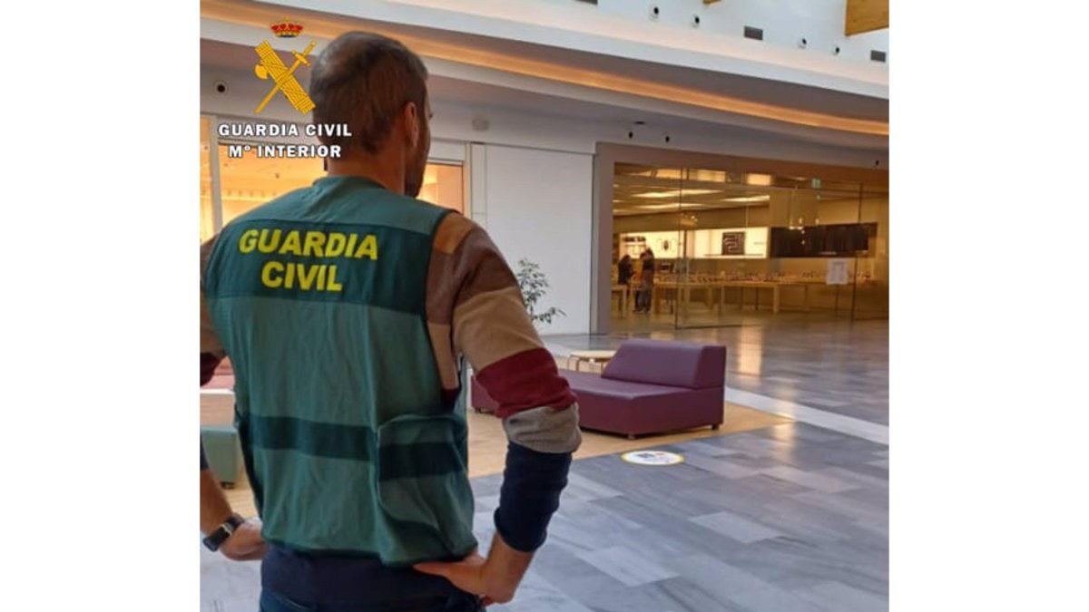 Imagen facilitada por la Guardia Civil en el centro comercial en el que se cometió el robo del teléfono móvil - GUARDIA CIVIL