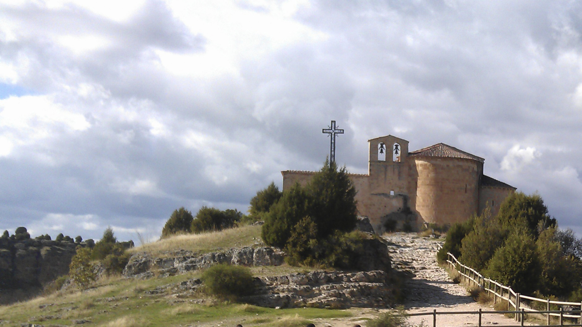 Un grupo de senderistas se aproxima a la ermita de San Frutos en el Parque Natural de las Hoces del Duratón.
