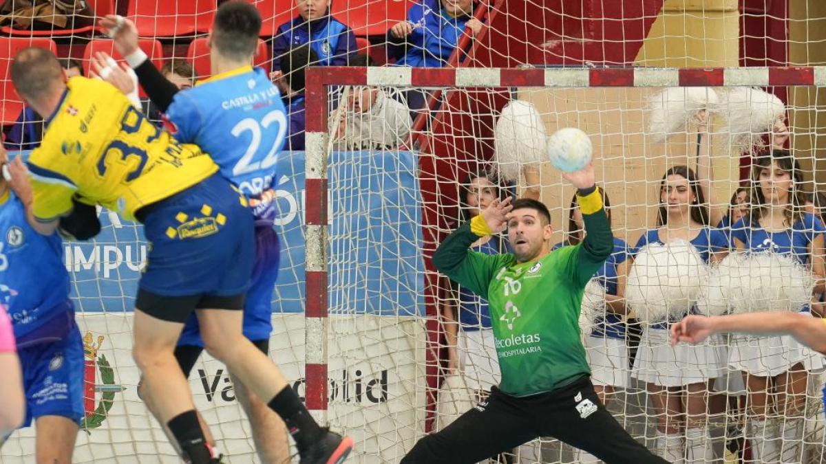 El portero del Recoletas César Pérez Verdejo antes de caer lesionado en un partido ante el Bidasoa la pasada  temporada.
