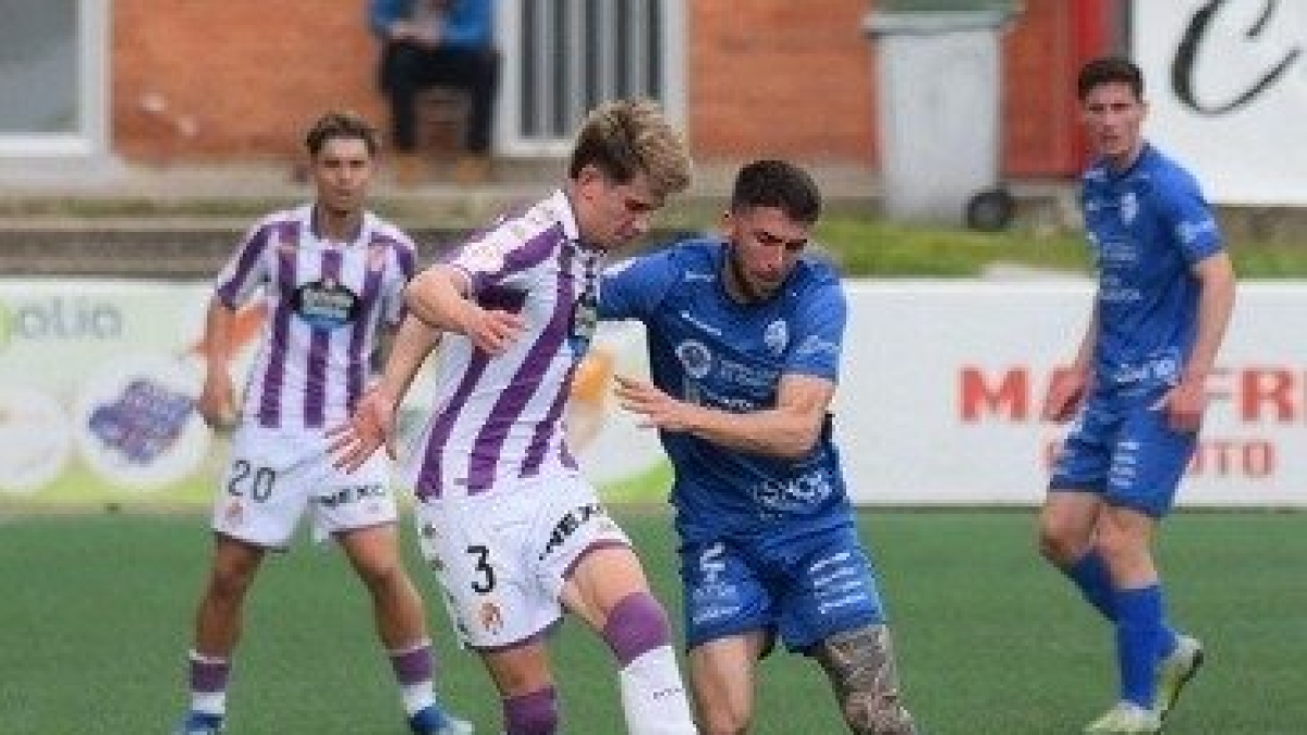 Chasco da un pase ante Andrada, en el Ourense-Promesas.