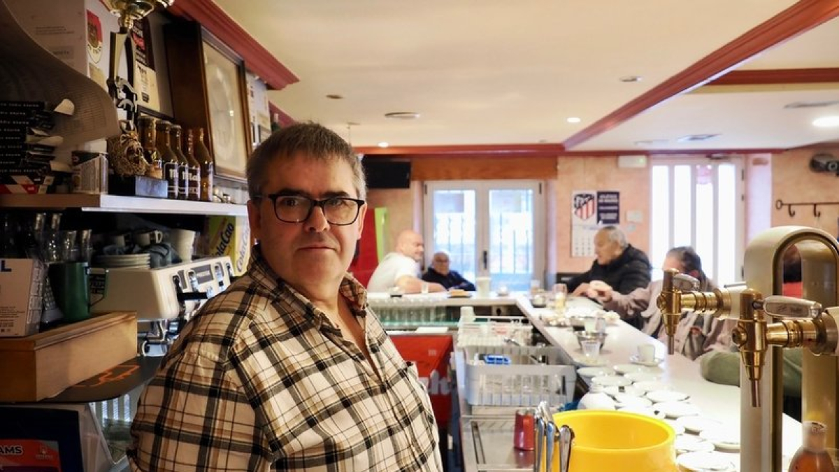 Félix Antonio Labajo en el Bar Alegría, punto reconvertido en cajero