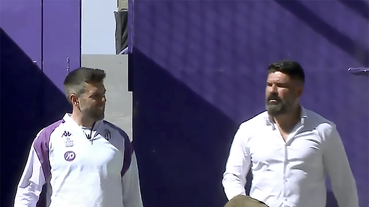 Paulo Pezzolano y Bruno Mazziotti bajan juntos la rampa de los Anexos.