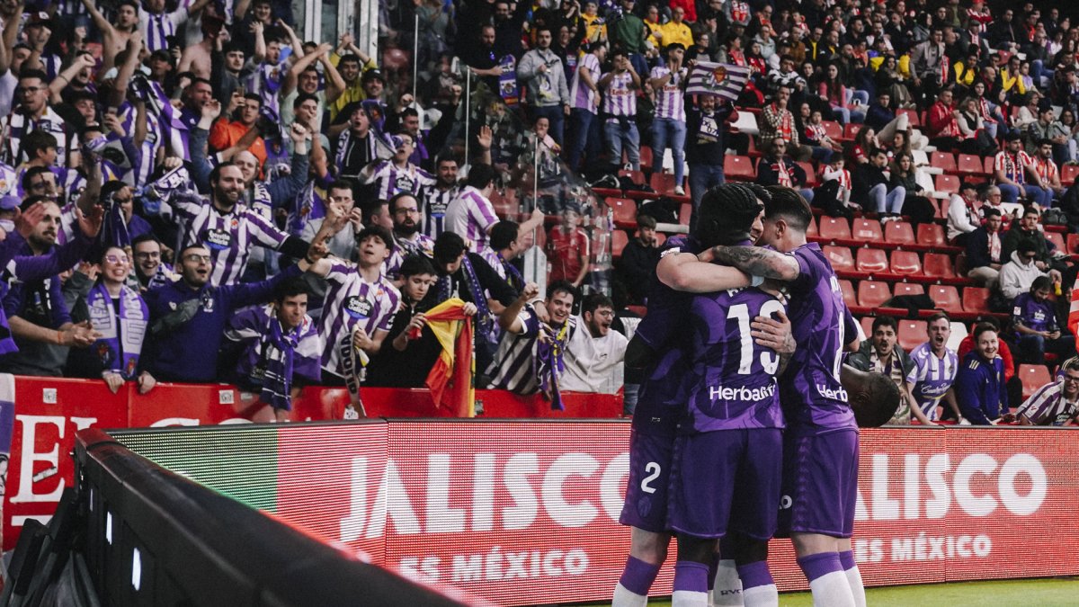 El Real Valladolid celebra su gol en El Molinón. I. SOLA / RVCF