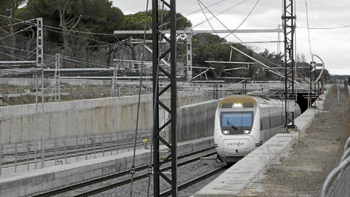 Tren de alta velocidad pasando por el túnel de Antequera-DV