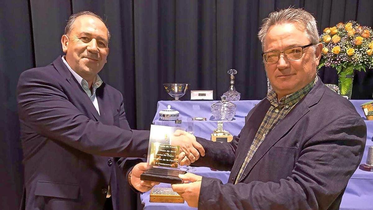 Leonardo de la Fuente (derecha), junto al concejal de A Pontenova.-EM