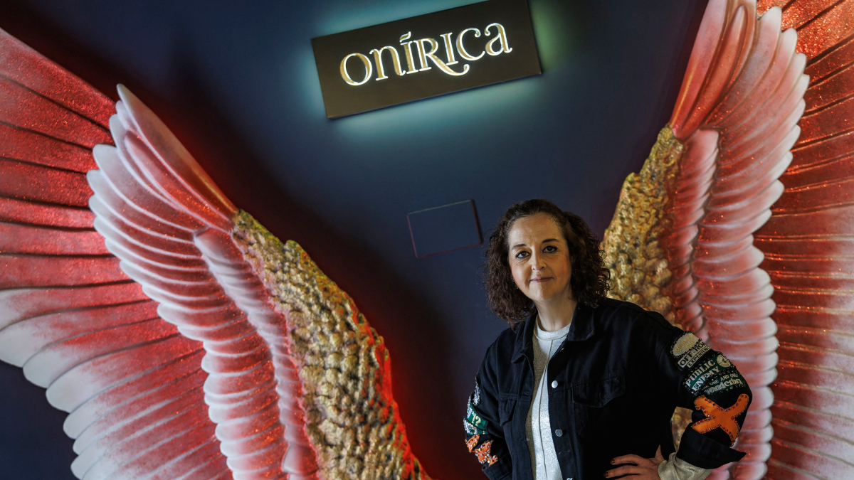 Elsa Gutiérrez, en las icónicas alas que reciben al comensal de Onírica. -Santi Otero