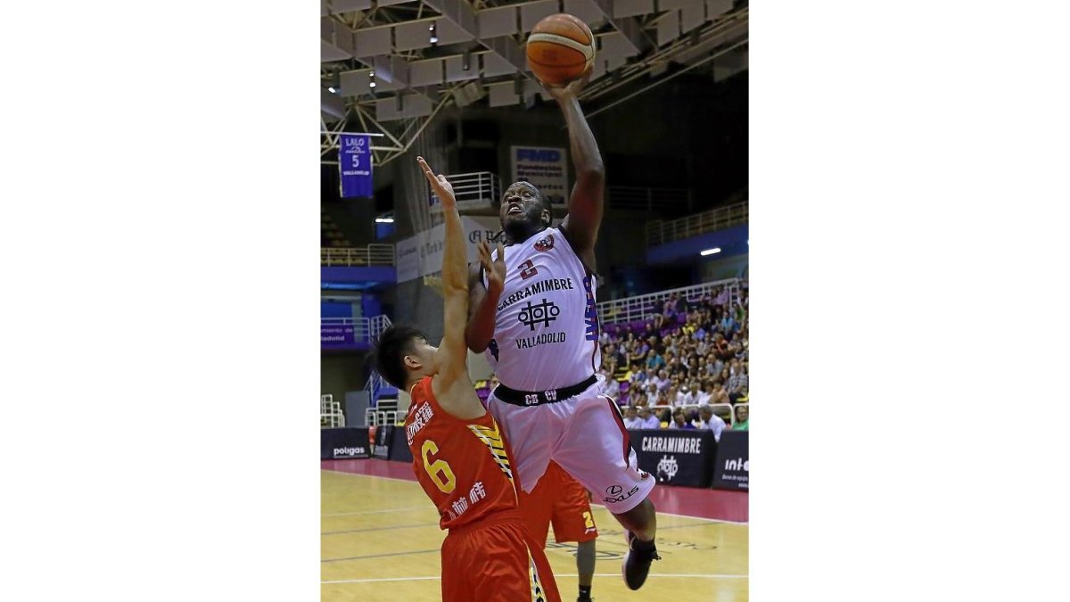 Gantt se dispone a anotar tras salvar la defensa de los Shenzen Leopards.-REPORTAJE GRÁFICO: J. M. LOSTAU