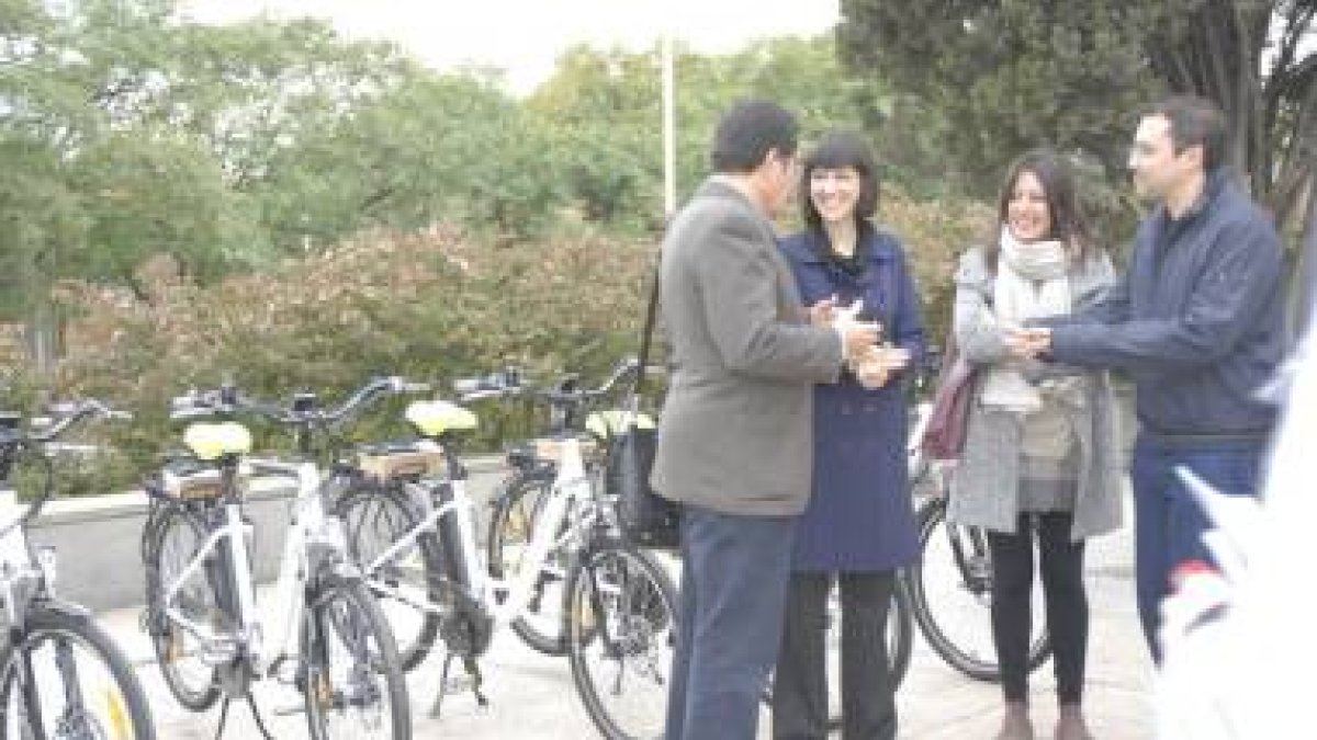 La alcaldesa, Núria Parlon, durante la presentación de las seis bicicletas eléctricas.-AYUNTAMIENTO DE SANTA COLOMA