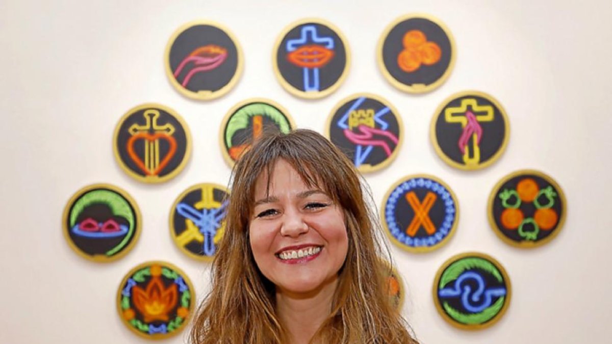 La artista vallisoletana Pati Duque posa en La Atómica junto a sus obras.-J.M.LOSTAU