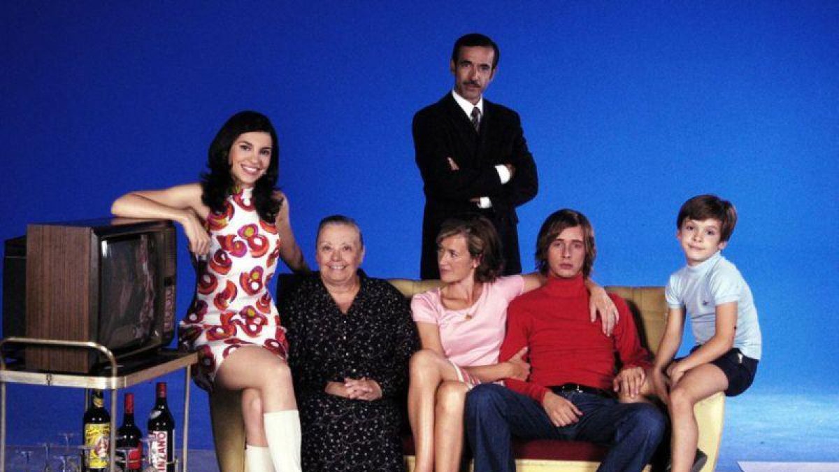 Imagen promocional de los protagonistas de la serie de TVE 'Cuéntame...', en sus primeras temporadas.-EL PERIÓDICO