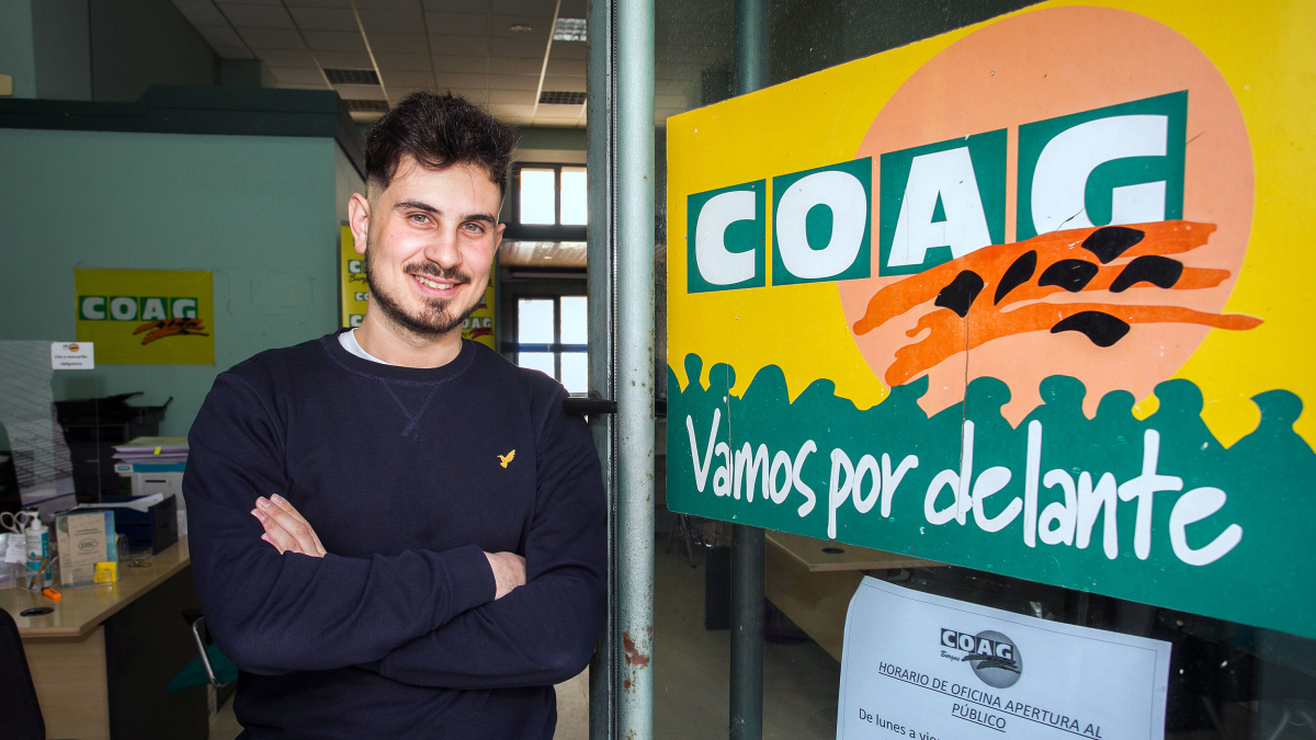 Diego Saldaña, nuevo coordinador provincial de COAG, en la sede de la organización en Burgos capital. TOMÁS ALONSO
