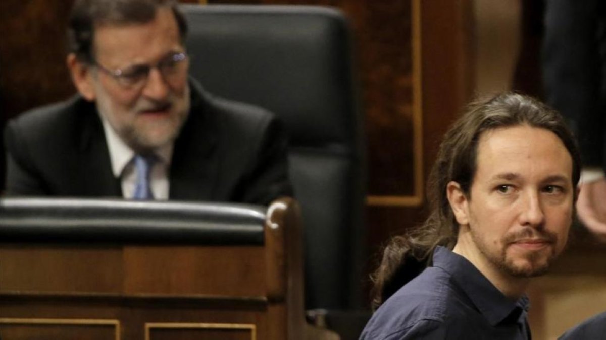 Pablo Iglesias pasa ante Mariano Rajoy, en el Congreso de los Diputados.-JOSÉ LUIS ROCA