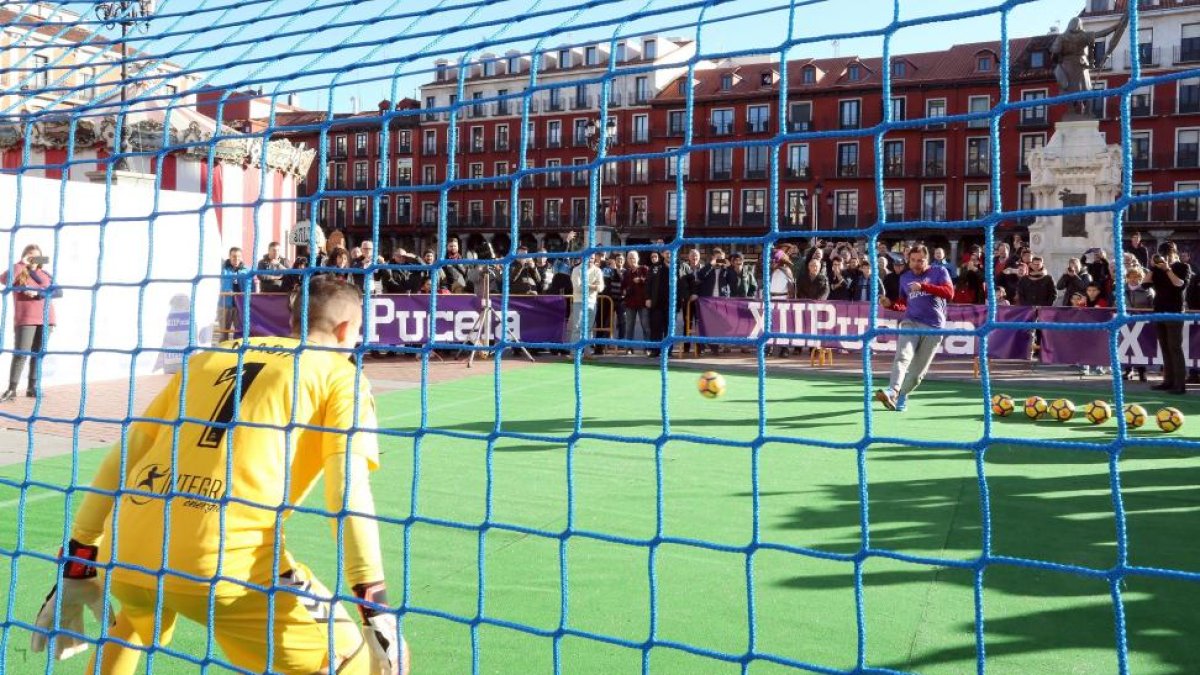 El alcalde de Valladolid, Óscar Puente, participa en el lanzamiento del primer penalti solidario contra la leucemia, bajo el epígrafe 'Para un penalti a la leucemia', organizado por el Real Valladolid-ICAL