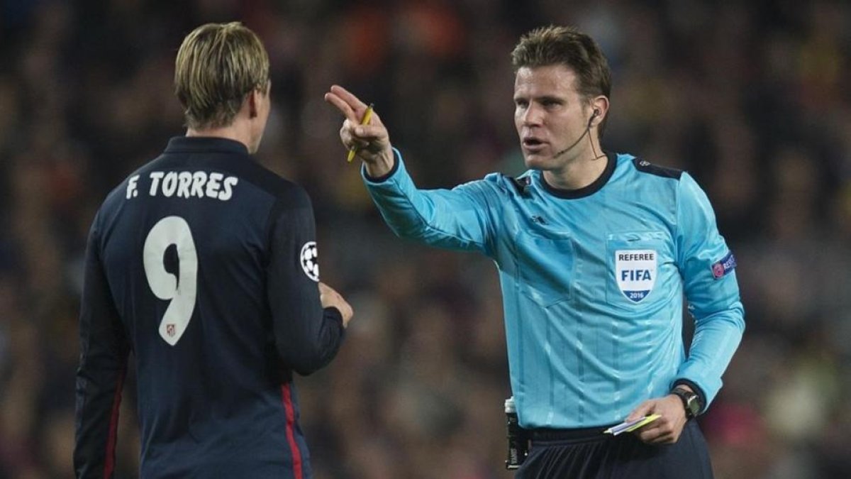 El árbitro alemán Felix Brych expulsa a Fernando Torres durante el Atlético-Barça de cuartos de final de la Champions 2015-16.-JORDI COTRINA