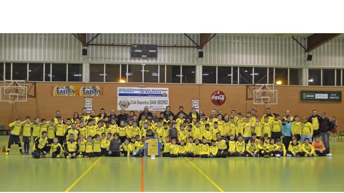 Las categorías inferiores del San Isidro junto a los entrenadores y directivos posan en el homenaje realizado a José María Tejedor.-EL MUNDO
