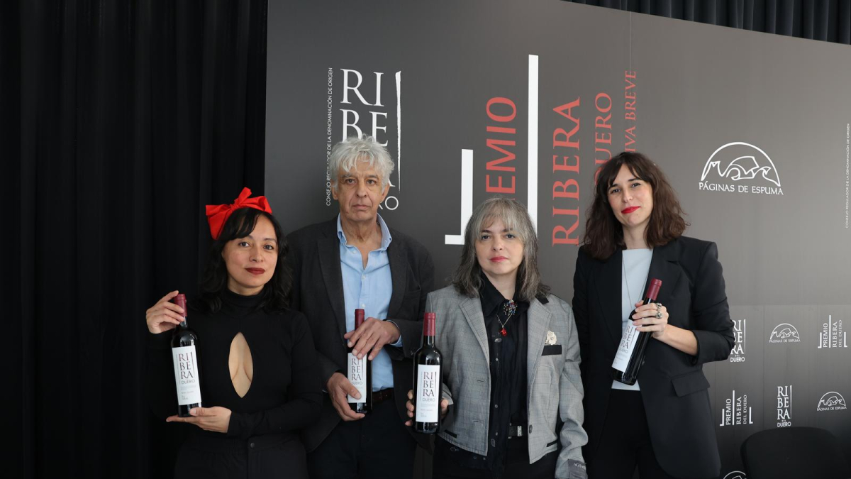 Los miembros del jurado junto a la escritora galardonada