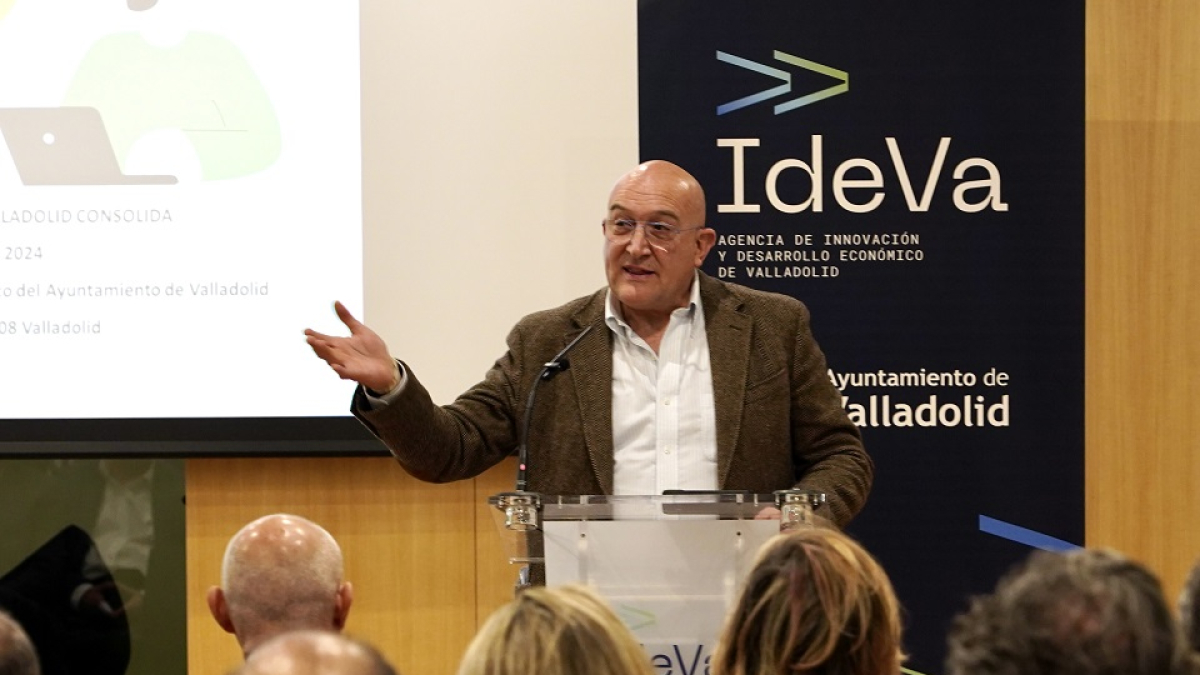 El alcalde de Valladolid, Jesús Julio Carnero, presenta el programa 'Valladolid Consolida'.