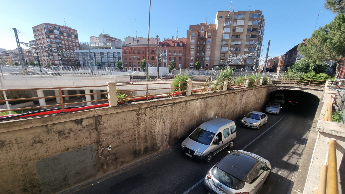 Varios coches circulan por el túnel de Labradores, que se cortará el 9 de abril por el comienzo de las obras.