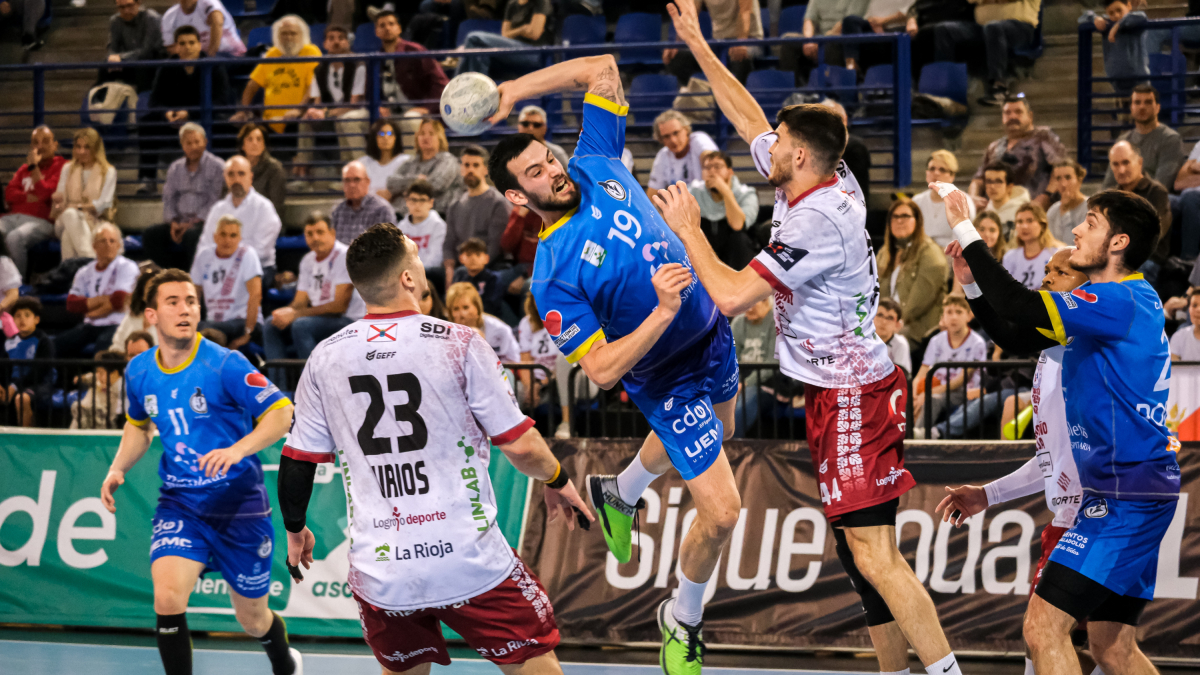Acción del encuentro entre el Balonmano Logroño y el Recoletas Atlético Valladolid